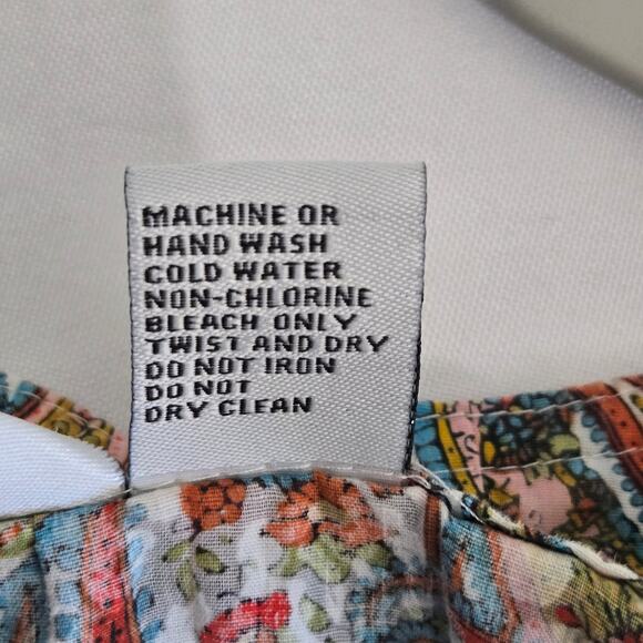 Lucy & Laurel Paisley Popover Top. Size Medium. - Picture 7 of 7